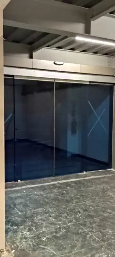 Pintu kaca otomatis