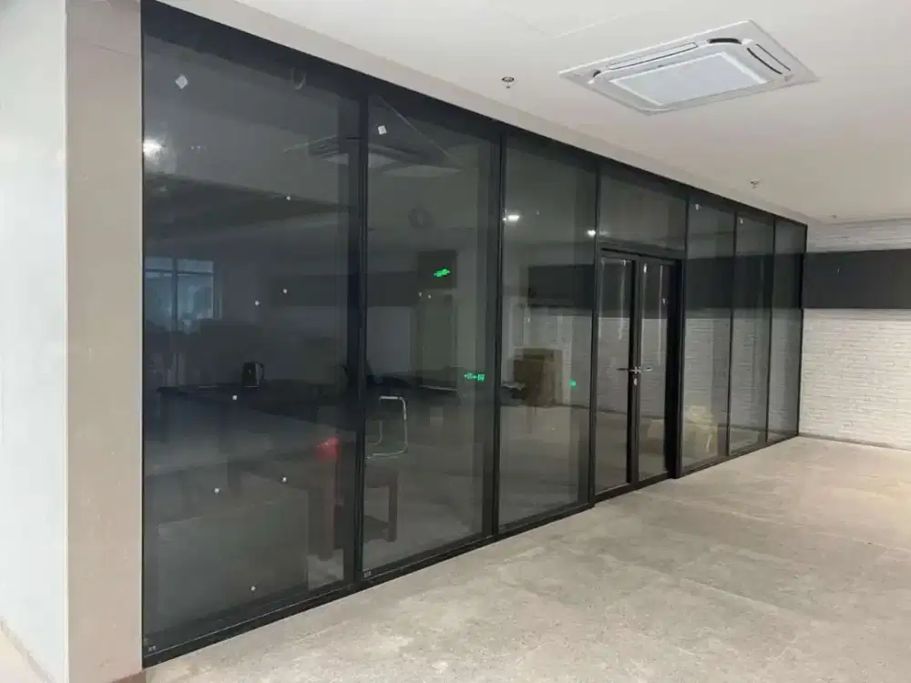 Partisi kaca, kusen alumunium, kaca tempered