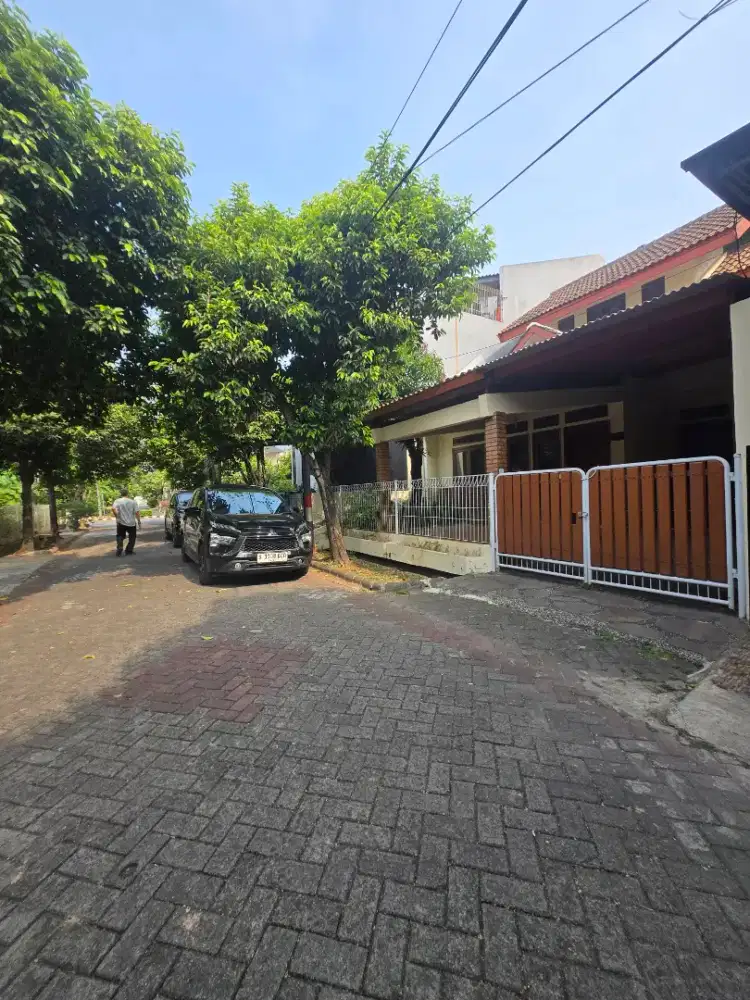 Rumah 2 lantai tanah luas di kemang pratama TIDAK BANJIR