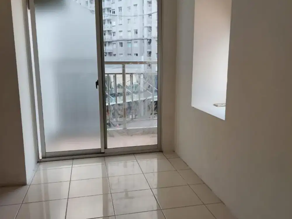 Disewakan 3BR Unfurnish Lantai Rendah di Apartemen Mediterania Garden 2