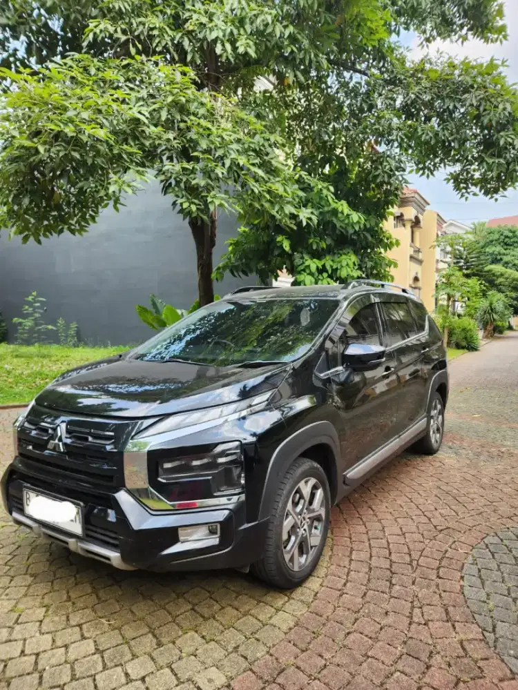 Low KM Xpander Cross 1.5 premium 2023