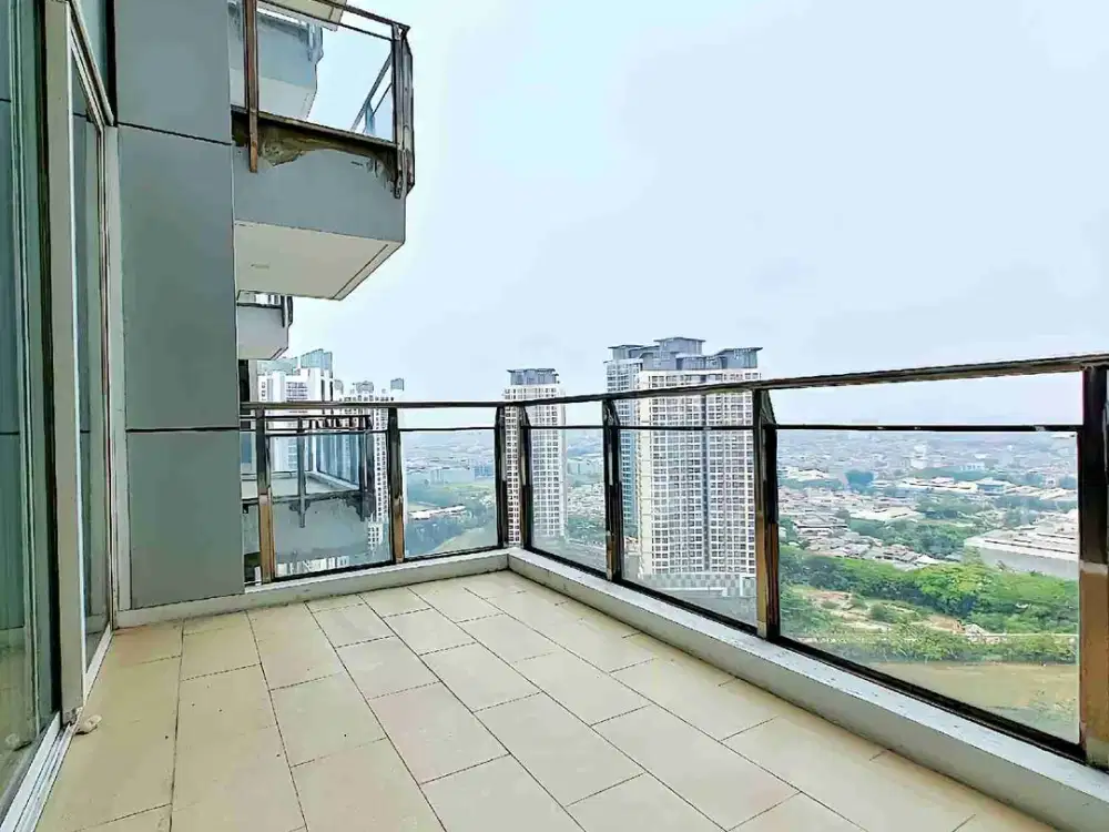 Springhill Kemayoran Deluxe Suites 124M2 Duplex 2 Lantai 2 Balkon View Golf