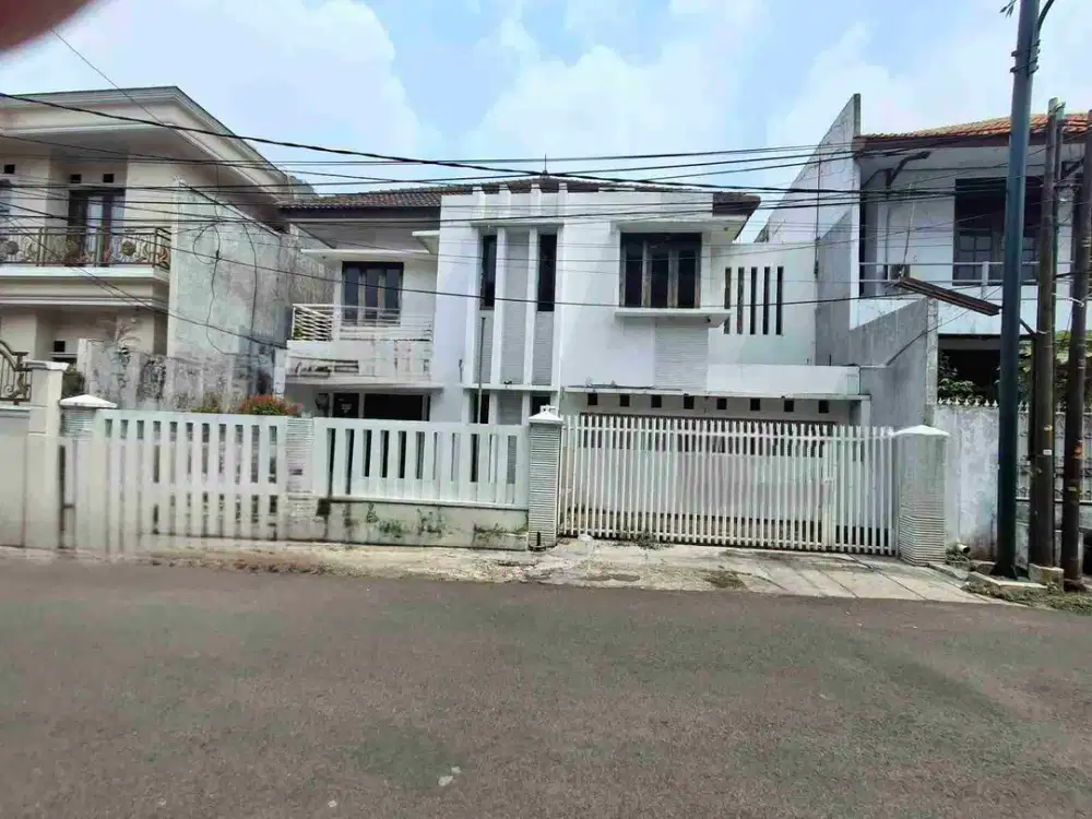 Rumah 2 lantai bangunan kokoh akses 3 mobil jalan lebar di tebet jaksel