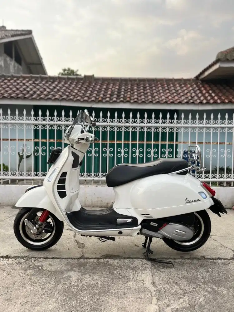 Vespa GTS 150 iget 2018 putih rare