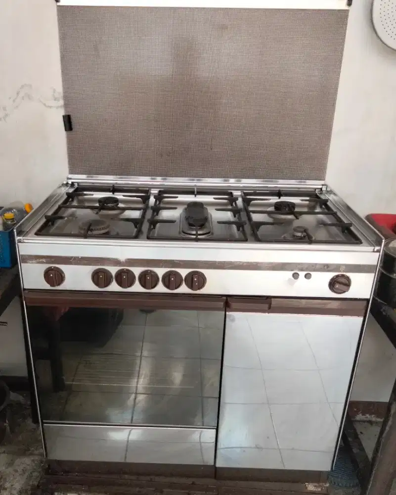 Dijual Kompor 5tungku+Oven ARISTON