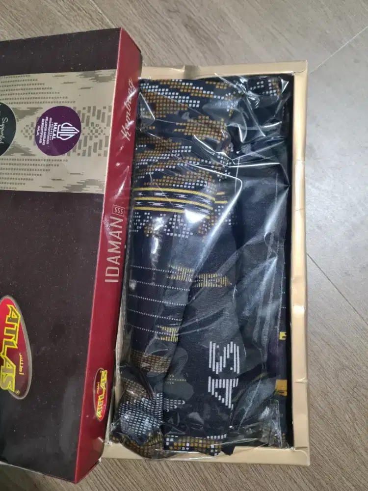 Sarung ATLAS Idaman 555 Kembang
Motif BHS SGL 01 Hitam Kuning