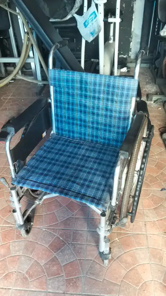 Kursi roda bekas layak pakai