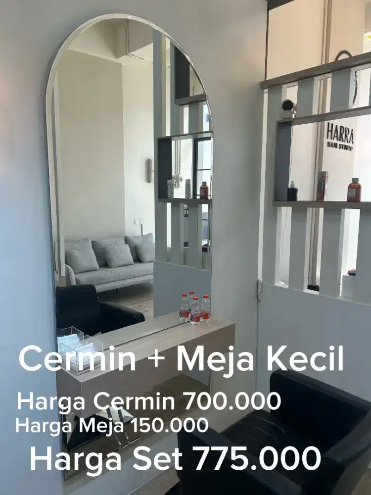 Cermin dan meja kecil