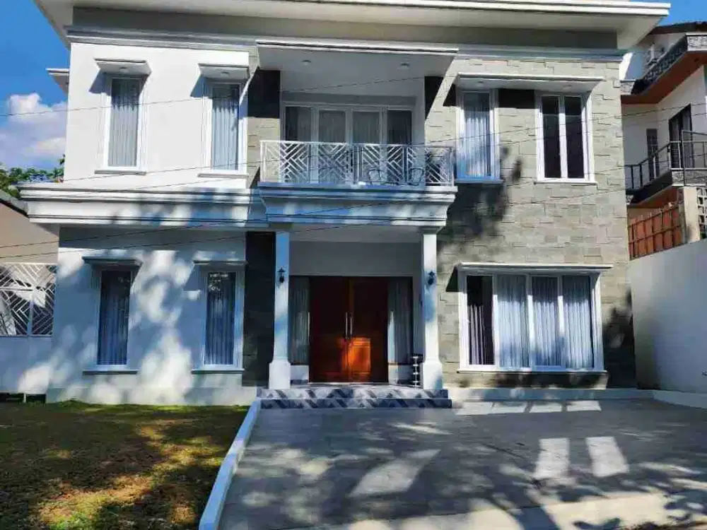 rumah dua lantai bagus kolam renang pribadi dan fuly furnished