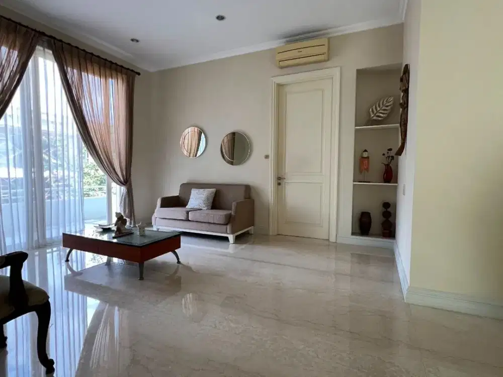 RUMAH GRAHA FAMILI • Hadap Utara • Furnish • Lantai Marmer
