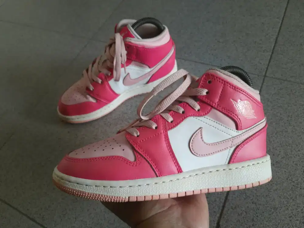 Nike Air Jordan 1 Mid Fierce Pink GS ORIGINAL
Size 36 ada adidas vans