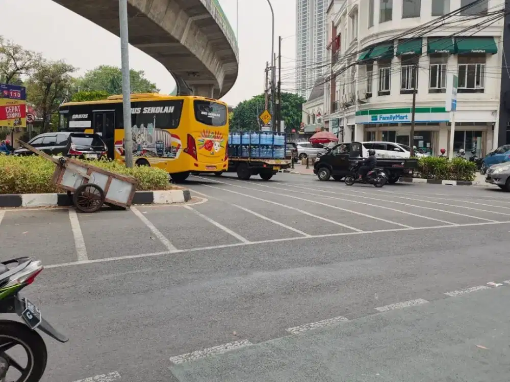 DIJUAL BANGUNAN TUA PINGGIR JALAN  DEKAT MAYESTIK JAKARTA SELATAN