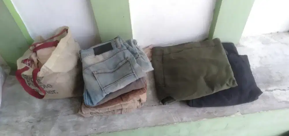 Jual celana semua di foto jeans murah aja 6 buah wa,hp