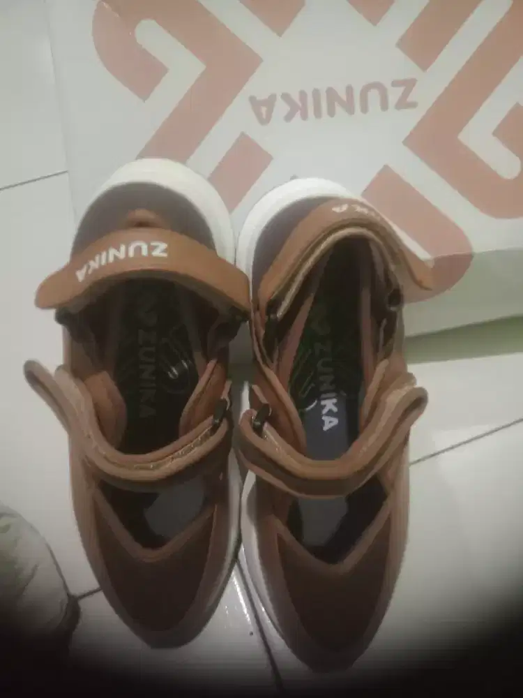 Di lelang/di jual sepatu wanita zunika dewasa apa adanya kodisi mulus