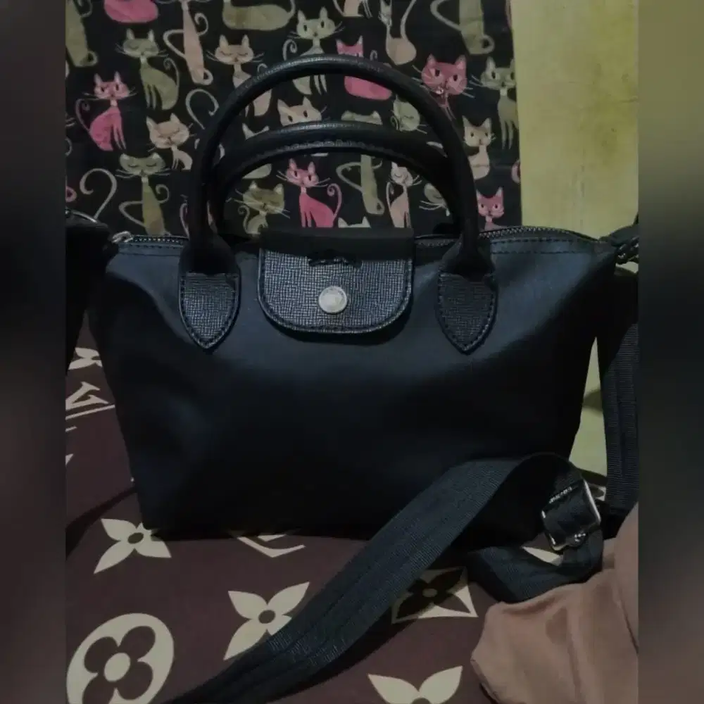 Tas longchamp warna navy