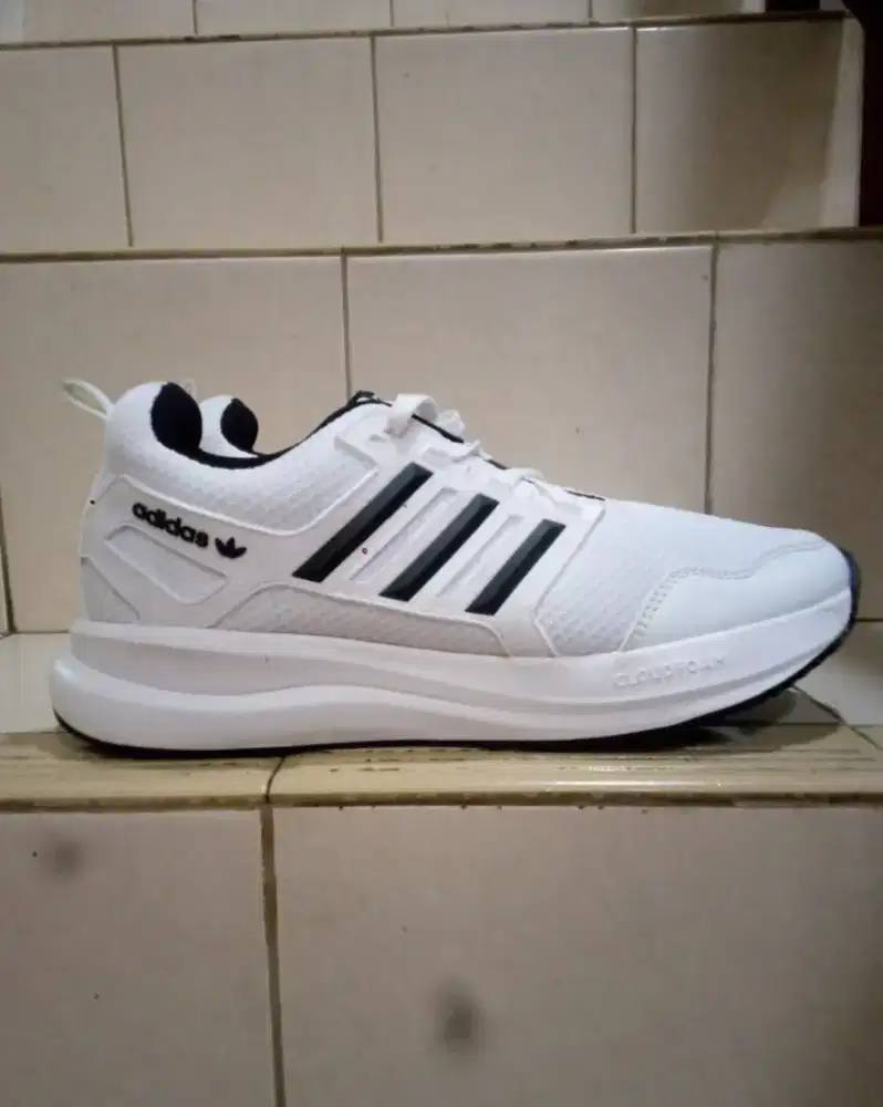sepatu adidas running no.43 baru