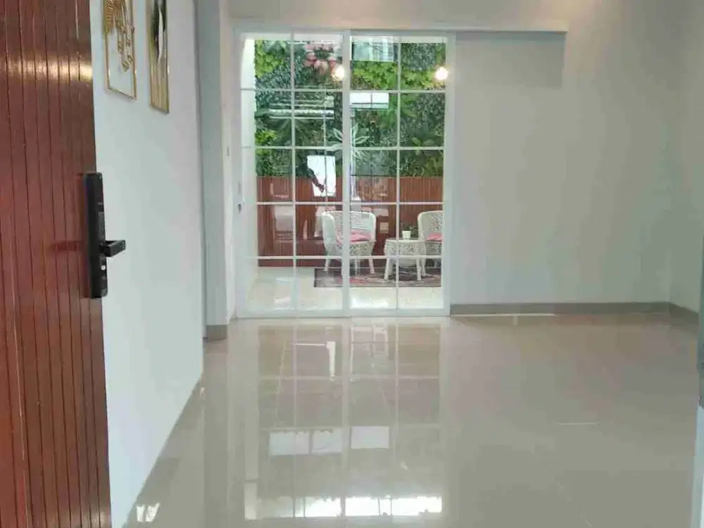 RUMAH BARU SEMI FURNISHED SIAP HUNI LOKASI STRATEGIS DEKAT KEMANA-MANA AREA MARGAHAYU RAYA HANYA SISA 1 UNIT