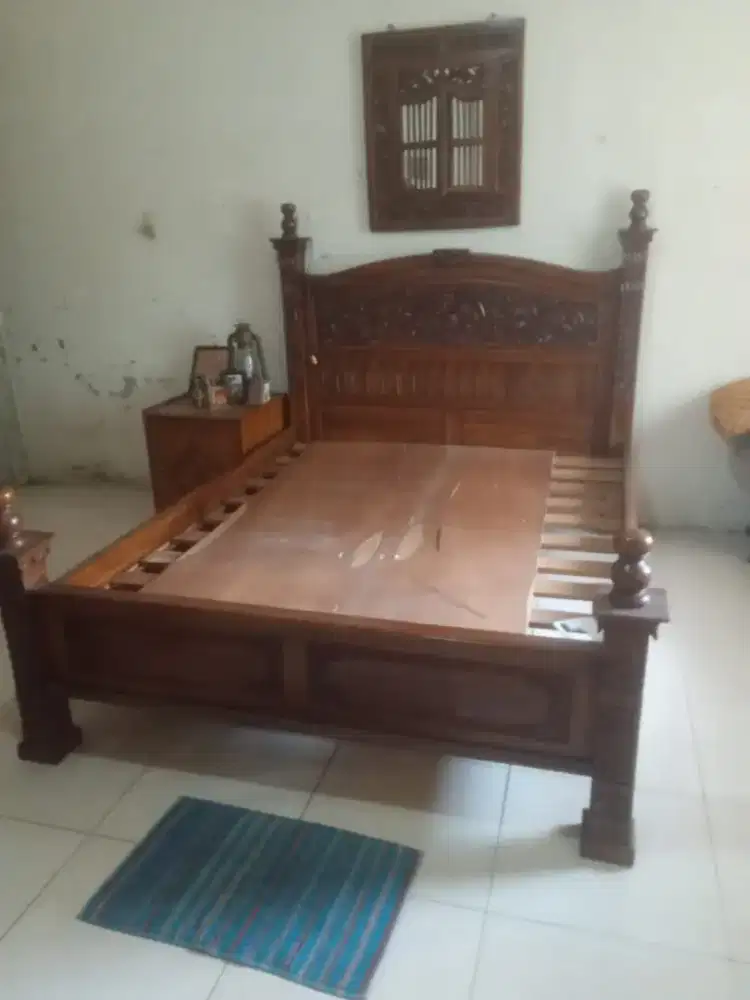 Dijual satu paket tempat tidur jati, sesuai gambar yang ada