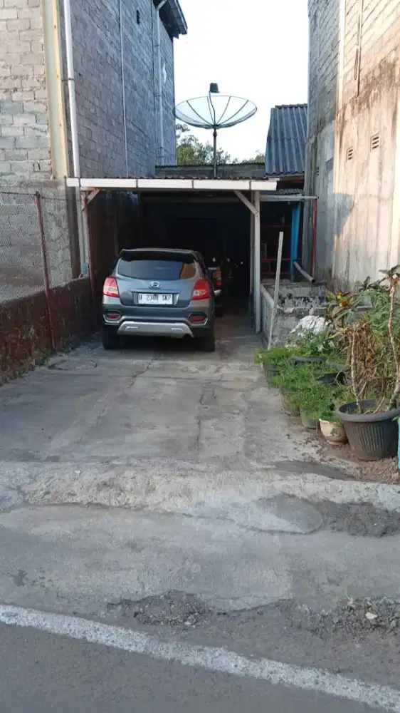 Dijual Rumah Kost. Parkir luas.
