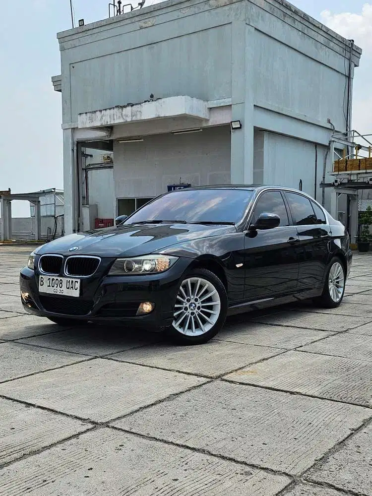 BMW 320i 2010 Bensin