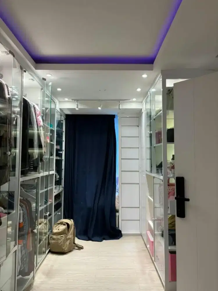 Lemari Wardrobe Built-In Full Kaca Premium – Besar & Banyak Storage