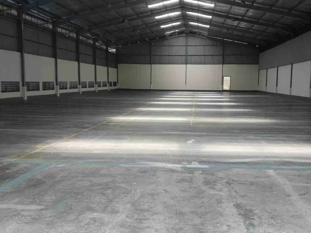 Sewa Gudang Surimulia, Bagus Bersih.Siap Pakai. Lantai Cor kekuatan 1,5 ton. Halaman Parkir Luas. Ada Kantor, Toilet, AC