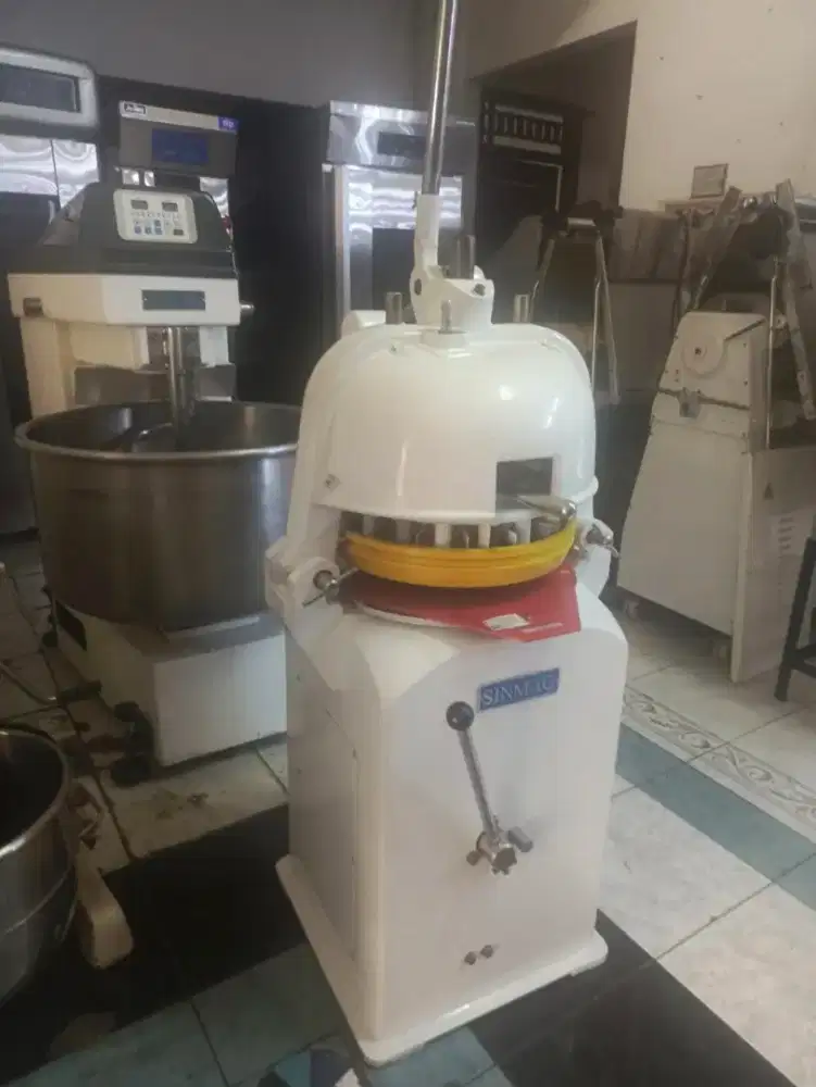 Mesin semi automatis divider rounder tipe SM-330 merk Sinmag Taiwan
