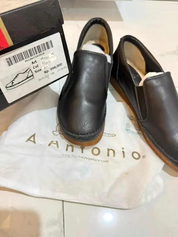 Sepatu Antonio slip on pria wanita unisex hitam kerja baru ada box