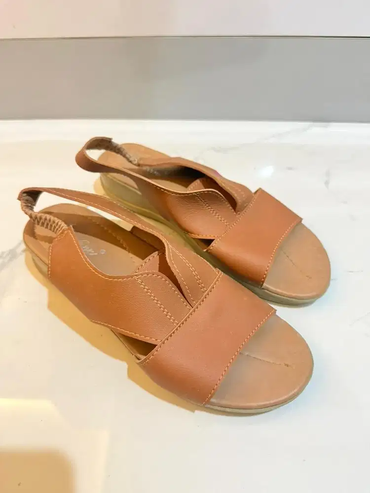 Sepatu sendal flat Dr. Kevin preloved warna Tan