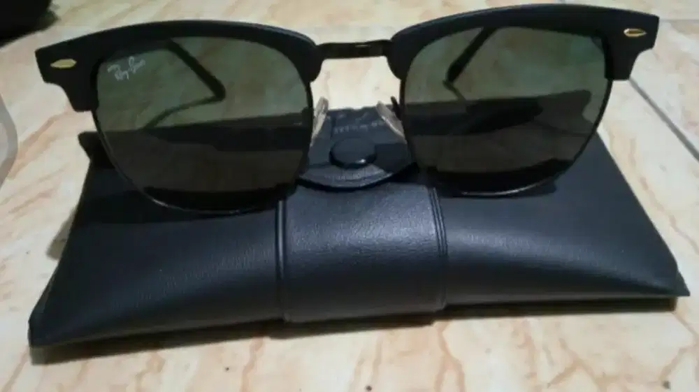 Kacamata Ray Ban warna hitam classic