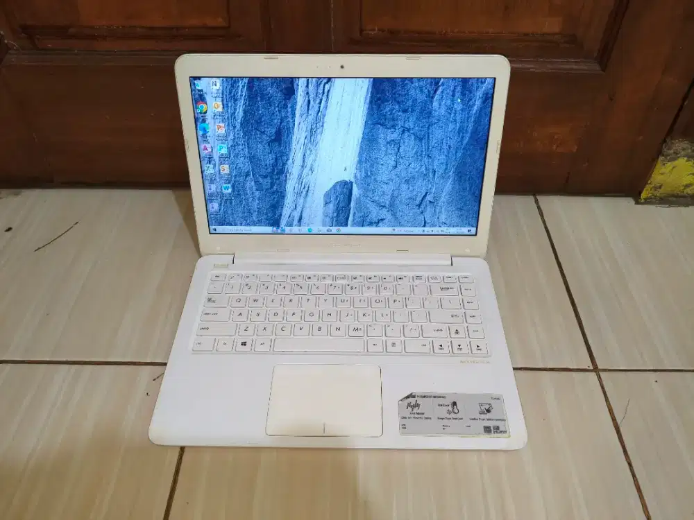 Laptop Asus E402Y Ram 4gb SSD 120gb AMD E2-7015 Siap pakai murahmeriah
