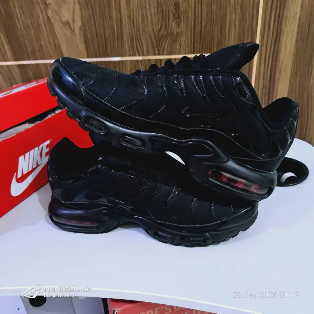 Nike Air Max Plus Triple Black Size 41