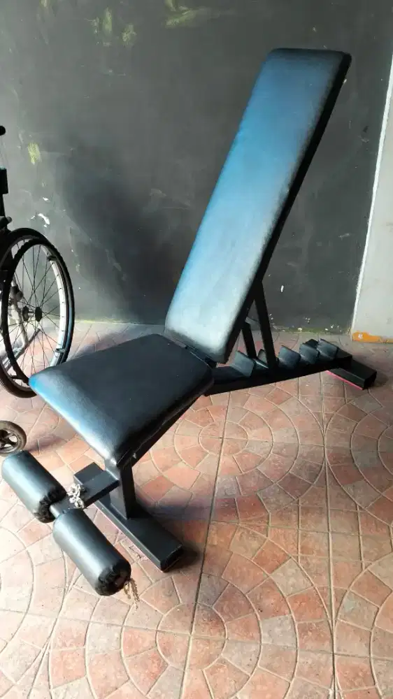 Kursi bench press. Alat olahraga fitnes gym