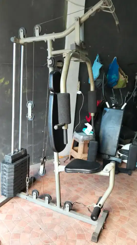 Home gym Berwyn. Alat gym olahraga fitnes