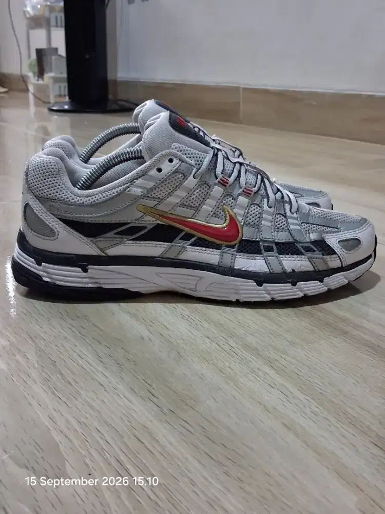 Original Second Nike P6000 Metalic Silver Red
Size 40 Insole 25,5cm