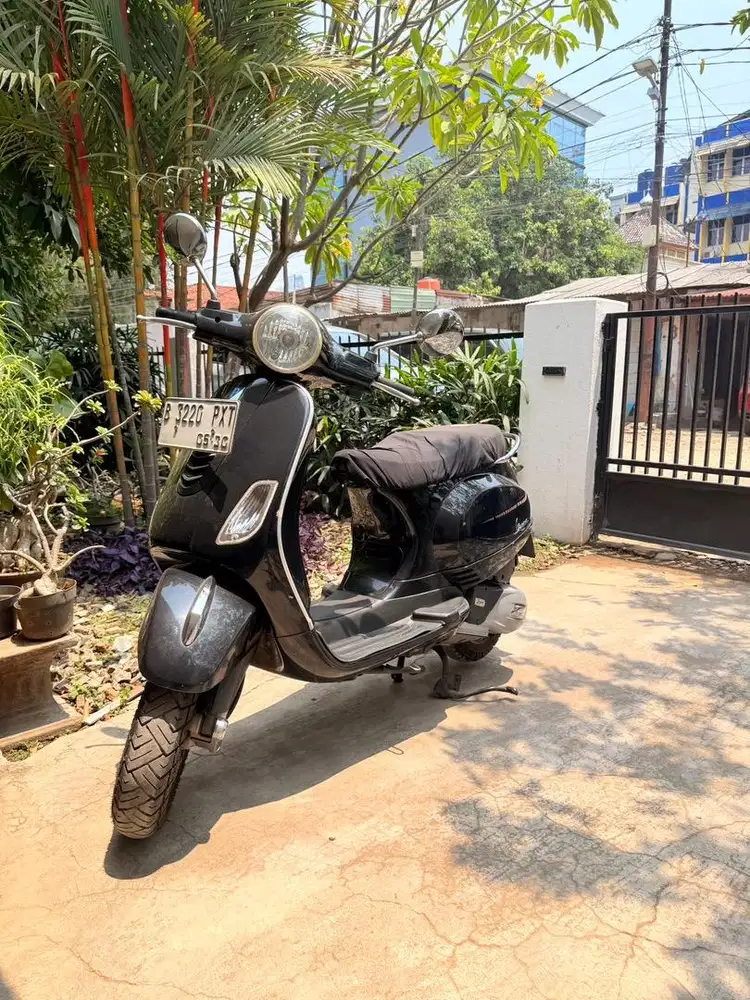 Vespa lx iget 2018 hitam