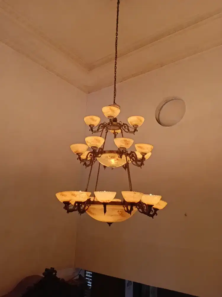 Lampu hias gantung besar