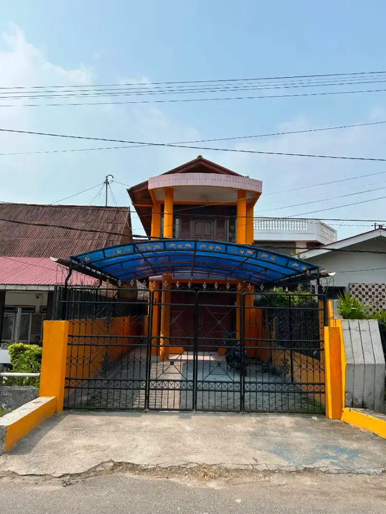 Disewakan rumah 2 lantai  cocok utk praktek dokter,kos2an, usaha