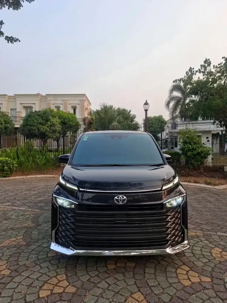 Toyota Voxy 2.0 L CVT TSS 2022 Hitam
