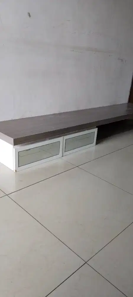Meja TV gantung