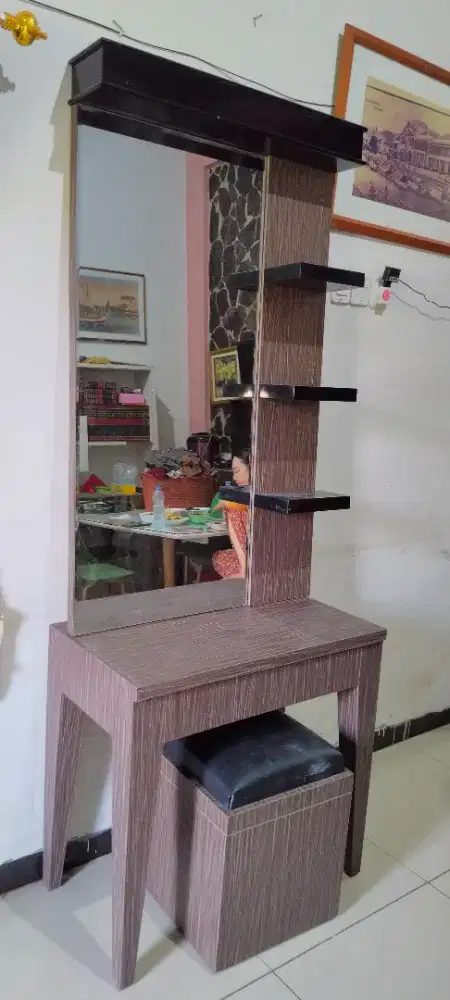 Meja rias bekas hotel