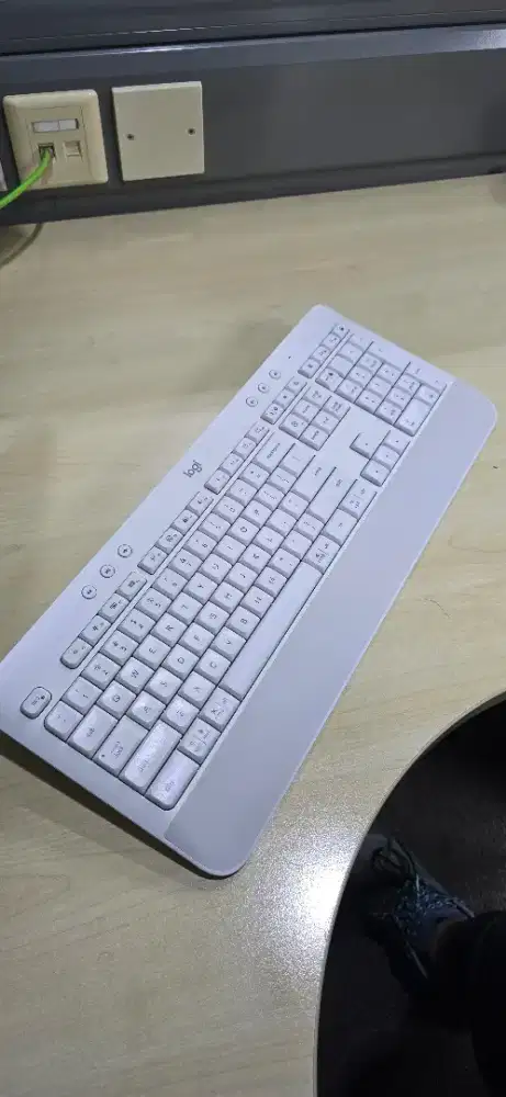 Preloved Keyboard Logitech K650 White