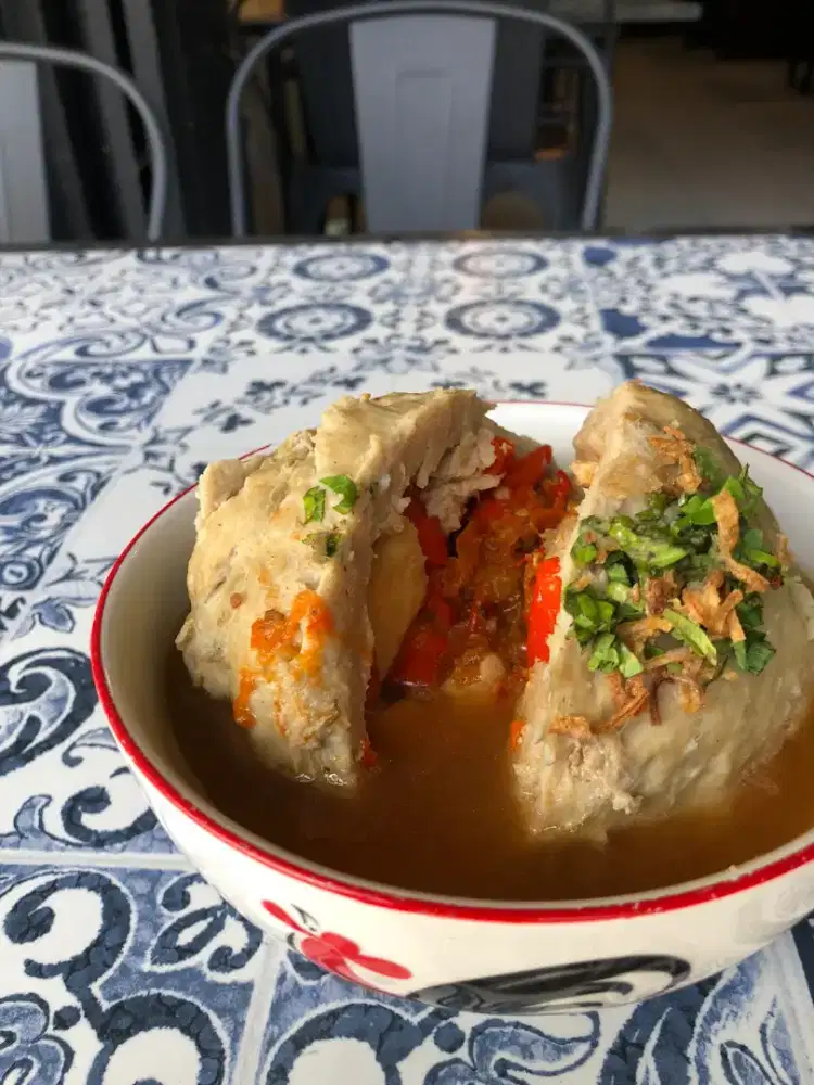 Pelayan warung bakso
