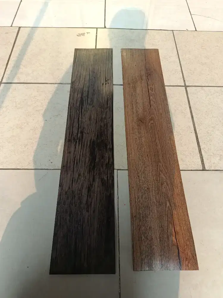 Vinyl lantai ukuran 18,5 x 94 cm tebal 3mm