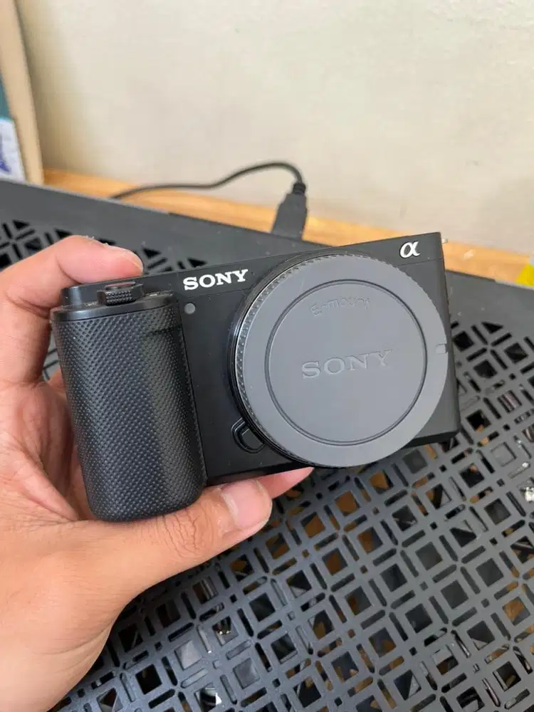 Sony ZV-E10 Body Only + Bonus Lensa 16-50 mm + Cage/Rig Smallrig