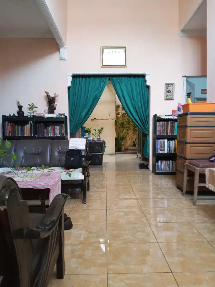 Rumah terawat baik tersedia ruang usaha hadap Utara bonus furniture