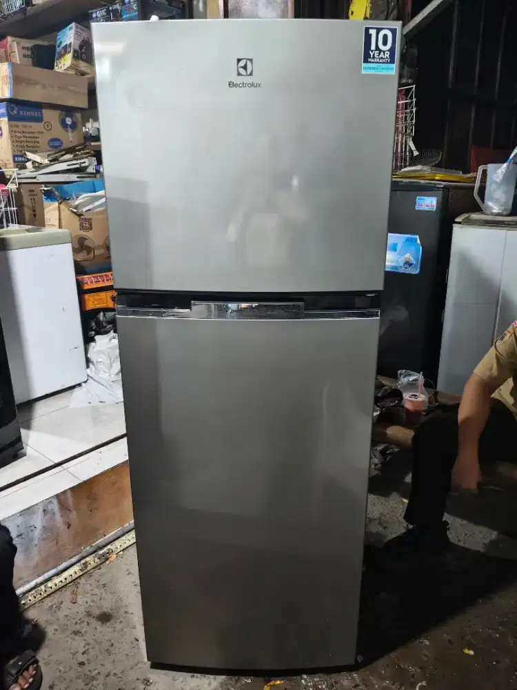 Kulkas Electrolux 2pintu jumbo istimewa mulus normal dan orisinil