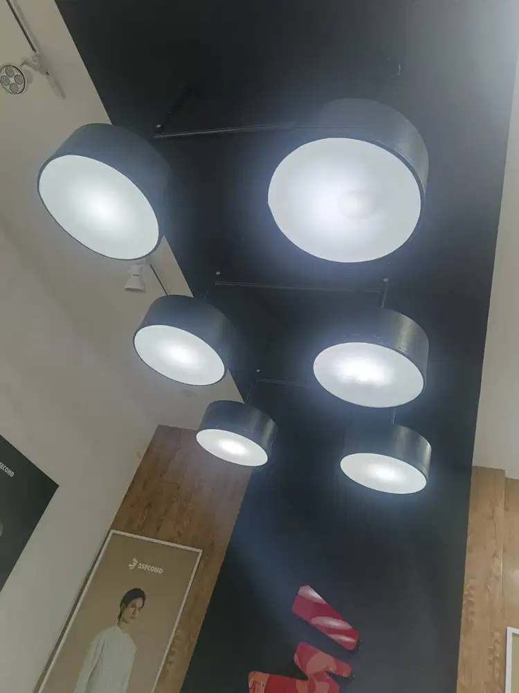 meja kasir dan lampu hias