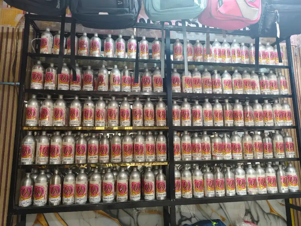 Etalase gantung untuk sampel botol (kaleng 1000 ml) parfum