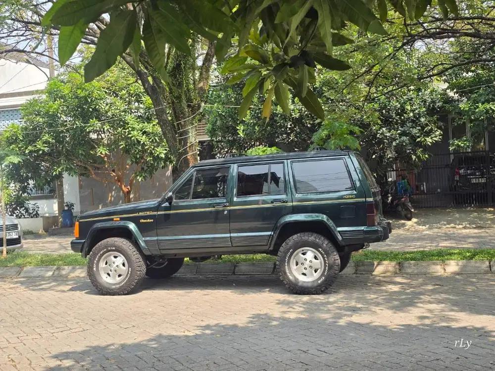 Jeep Cherokee Limited 4.0 - Big SUV Legendaris SIAP PAKAI